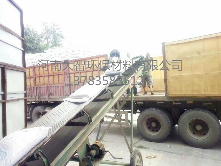 發(fā)往江蘇的31噸柱狀活性炭正在裝車發(fā)貨